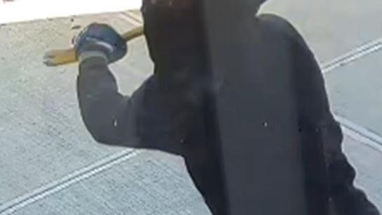 VIDEO: Bronx smash-grab nets thieves over $130K in jewelry, 2 sought