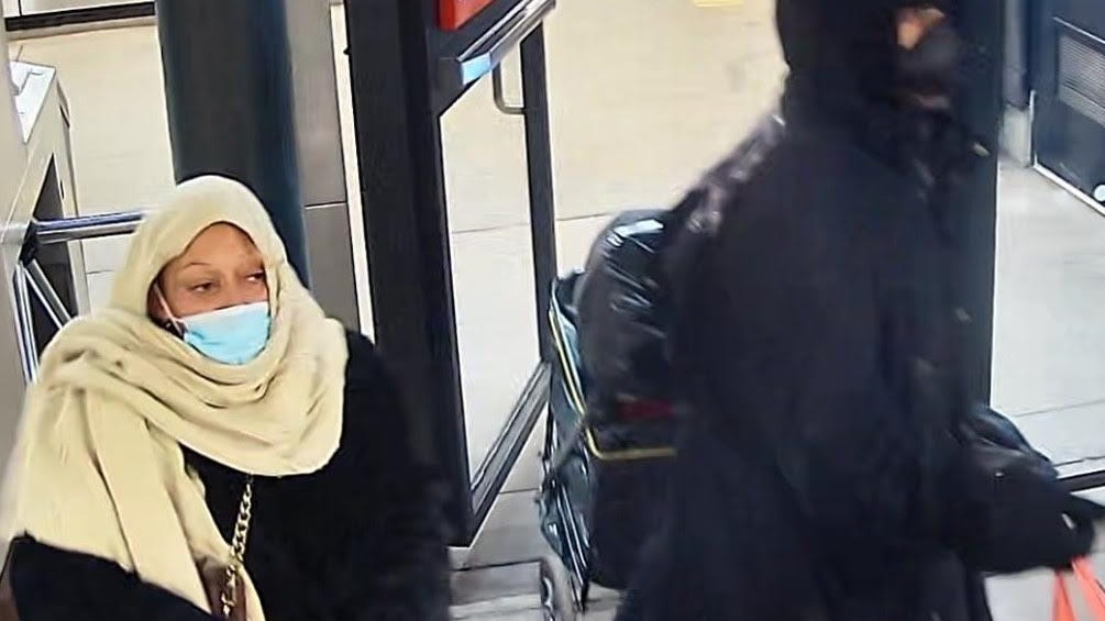 Duo sought after boxcutter waved at employee in NYC Duane Reade robbery