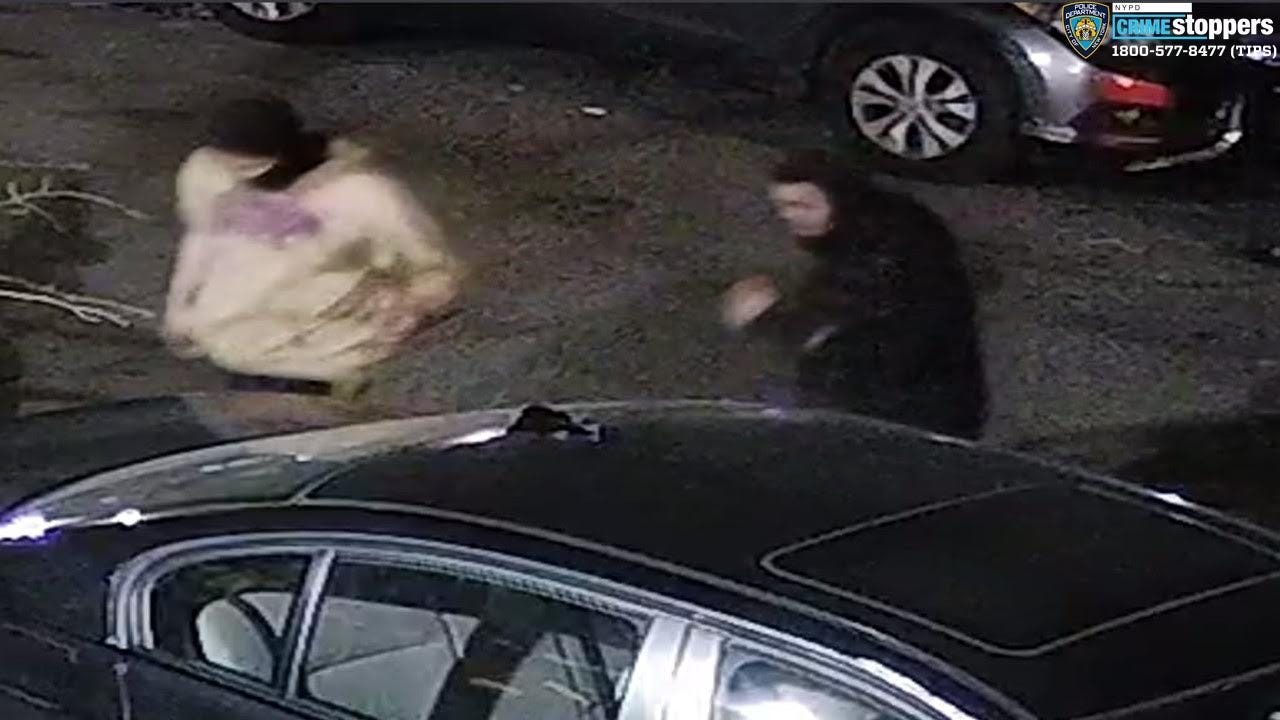 VIDEO: Men robbed of $200 at gunpoint in Bronx; armed suspects flee in car