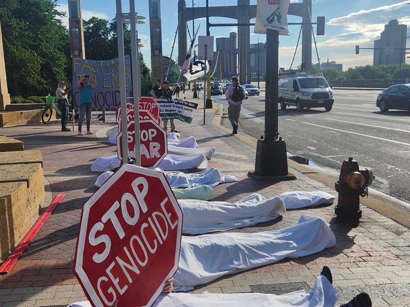 Minneapolis die-in against war