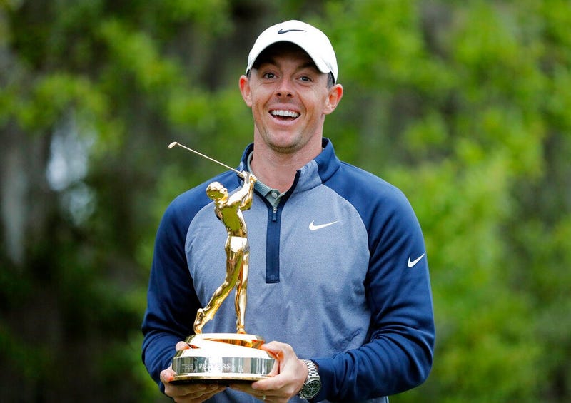 Rory McIlroy posa con el trofeo después de conquistar el Players, el domingo 17 de marzo de 2019, en Ponte Vedra Beach, Florida