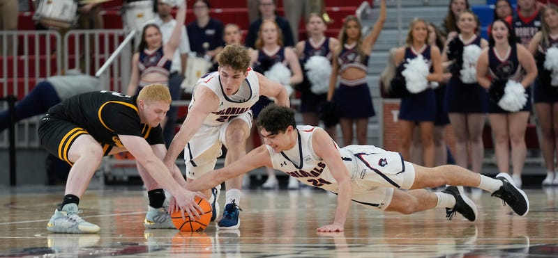 RMU players diving on the floor