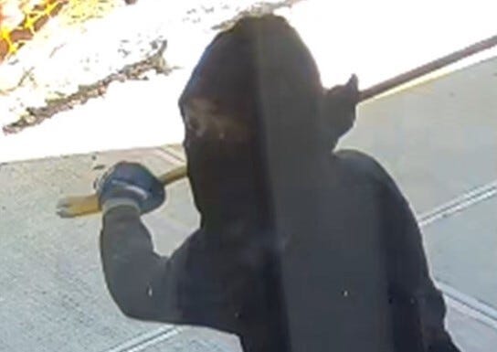 Bronx smash-grab nets thieves over $130K in jewelry, 2 sought