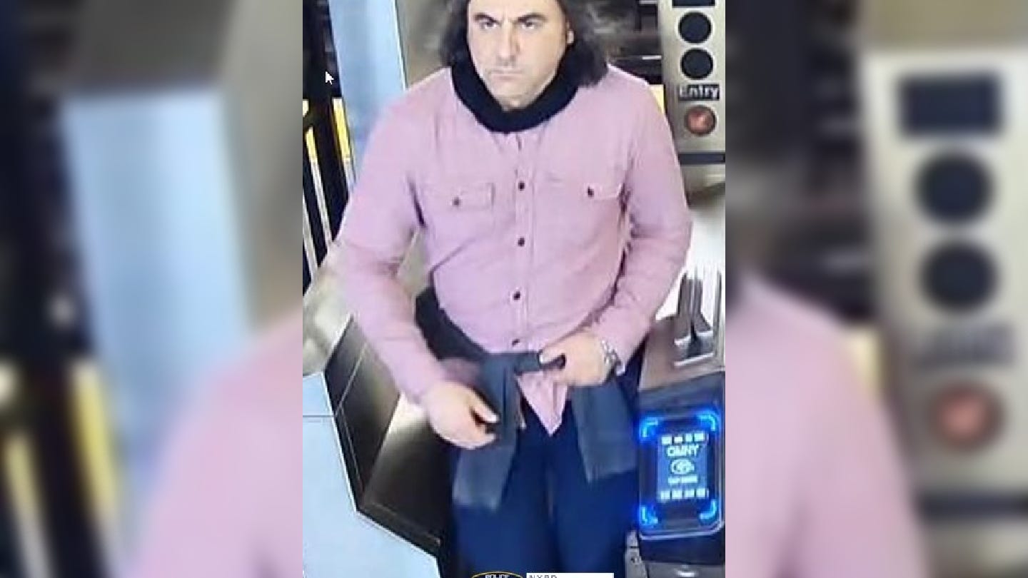 Fake cop searching for 'electronic tracking device' grabs woman's bag in Brooklyn subway
