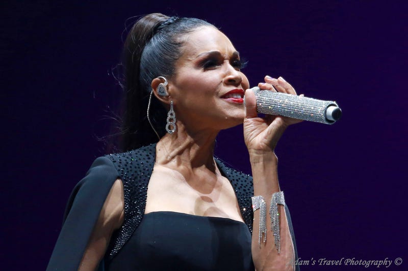 Singer from En Vogue on-stage