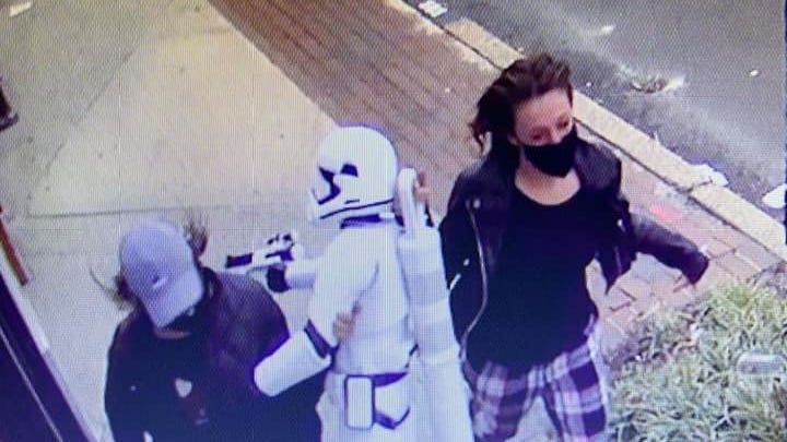 VIDEO: Thieves make off with Stormtrooper statue from Long Island video game store