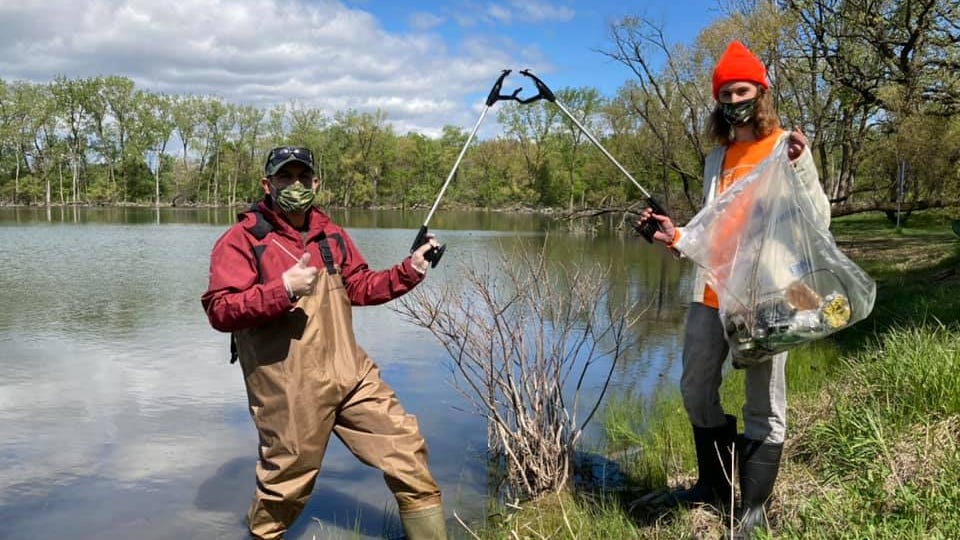 Chicago River Day sees volunteers cleaning up trash along waterway