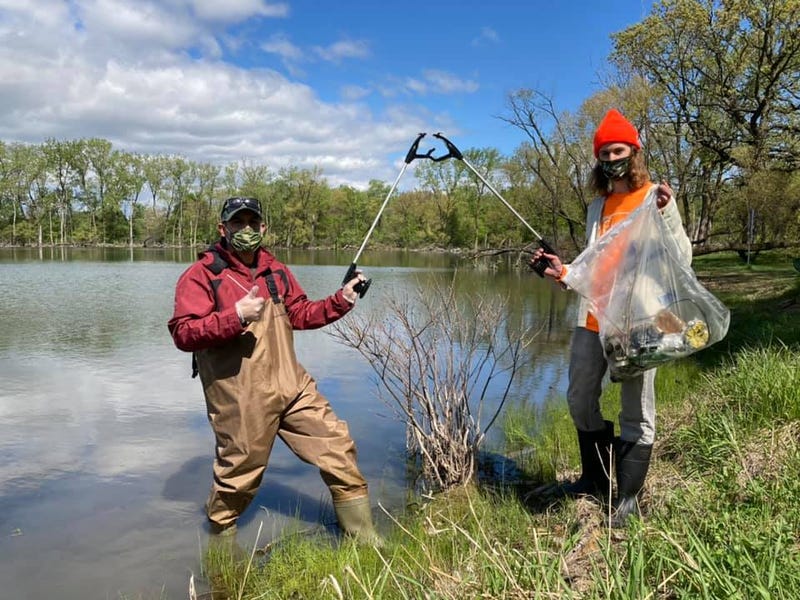 Chicago River Day sees volunteers cleaning up trash along waterway