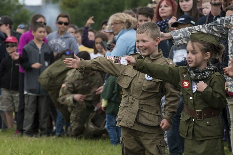 Over 1,000 U.S. paratroopers participate in largest airborne operation since WWII to commemorate 75th anniversary of D-Day.