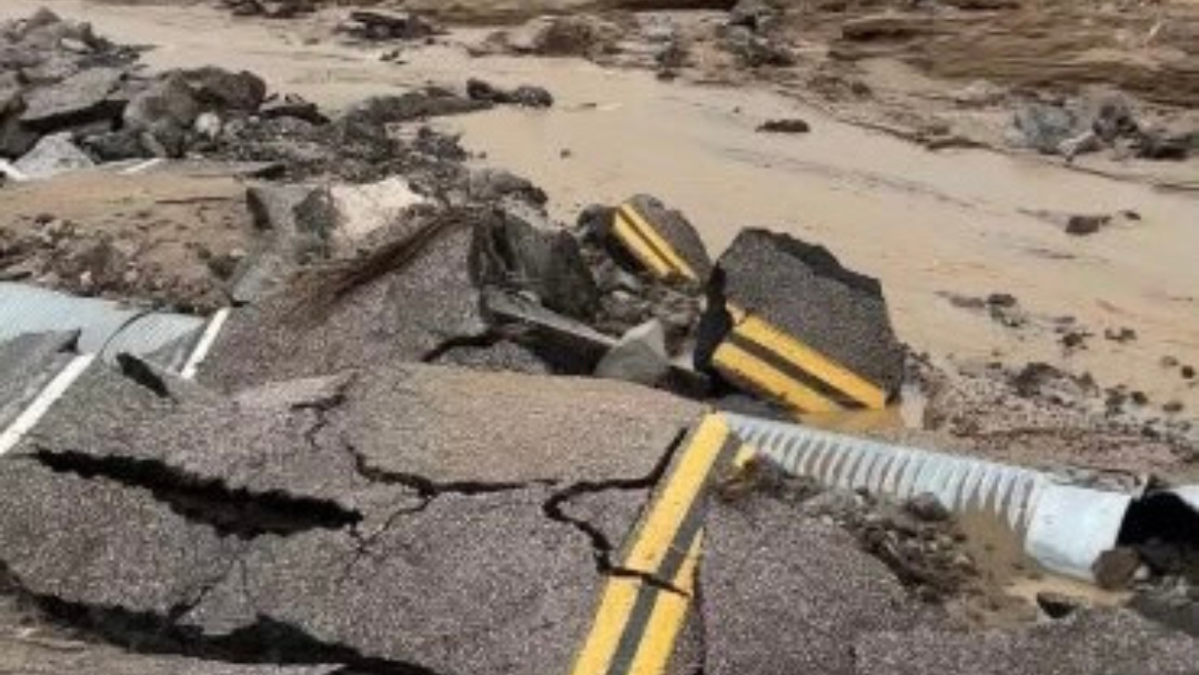 Flash floods close roads into Death Valley National Park