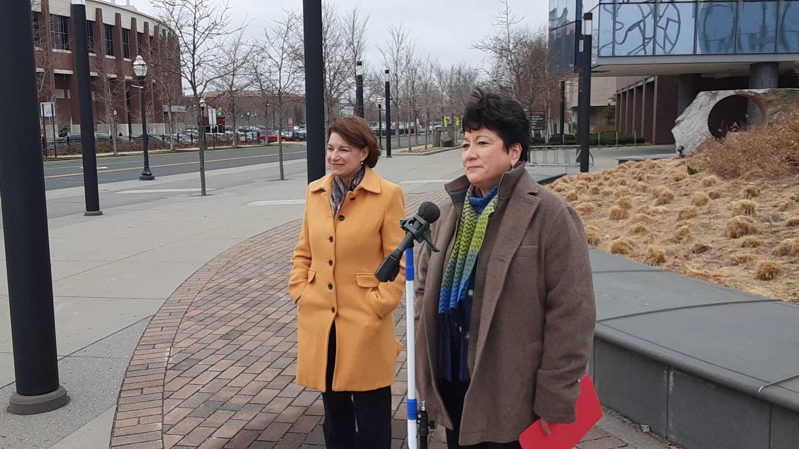 Klobuchar, U of M researchers, urge a coordinated national effort to distribute COVID-19 vaccine