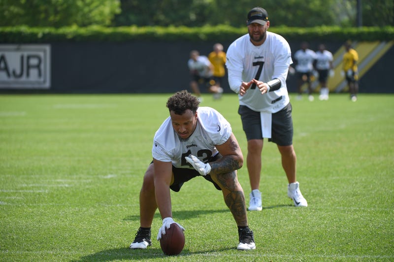 Roethlisberger taking shotgun snap in practice from Kendrick Green