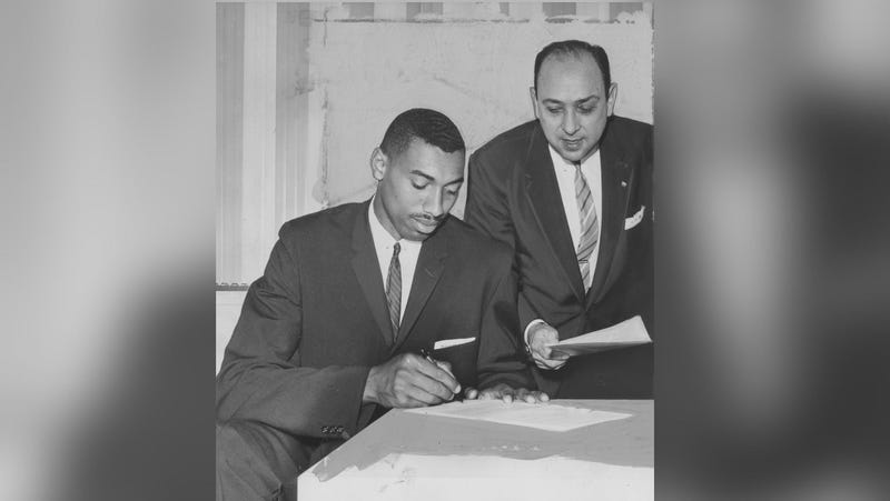 Wilt Chamberlain, left, and Ike Richman, right, on May 17, 1959 for the signing of Chamberlain’s contract with the Philadelphia Warriors, Chamberlain’s first NBA team.