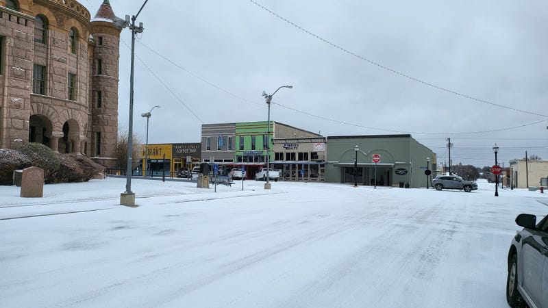 Slick roads turn North Texas downtowns into ghost towns