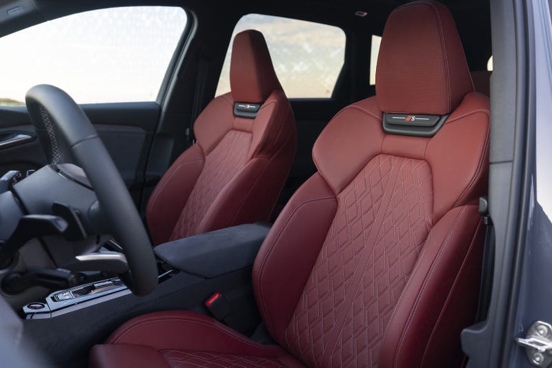 2025_Audi_SQ6_e-tron_REd_Interior