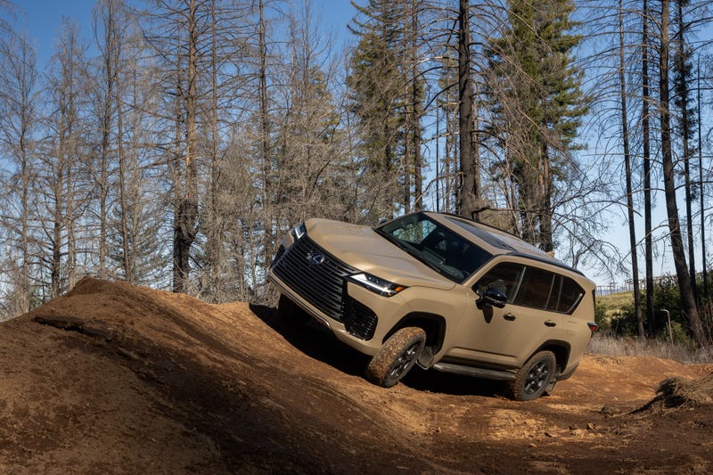 2025_Lexus_LX_700h_FSPORT_Handling_003