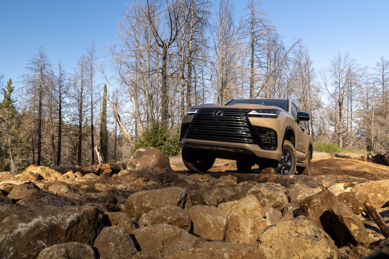 2025_Lexus_LX_700h_Overtrail_Earth_029