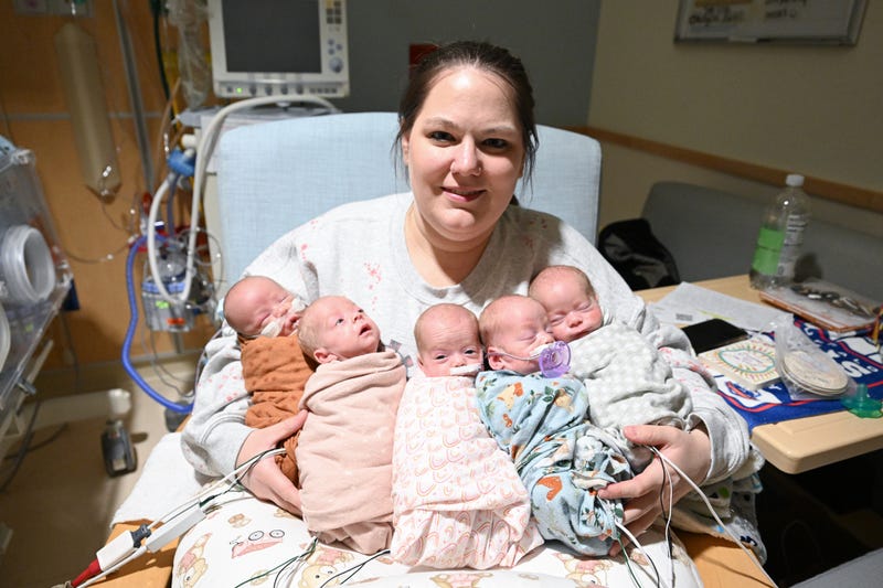 Jessica Lottbrein and her Quintuplets