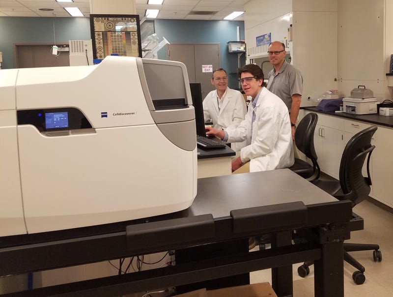 A live cell imaging system in the Rajapakse lab purchased with AFOSR-funded Defense University Research Instrumentation Program (DURIP) resources. 