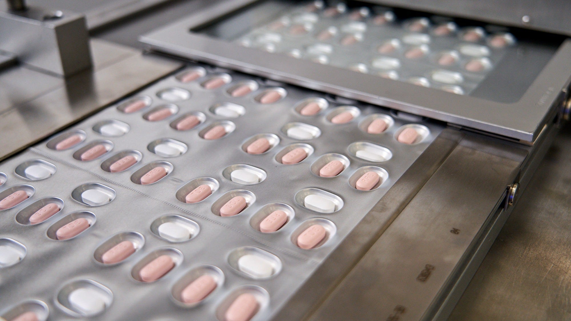 Pfizer: Study confirms effectiveness of COVID-19 pill against omicron
