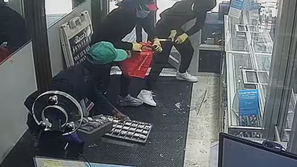 VIDEO: 4 wanted for $2M+ smash-and-grab robbery of BX jewelry store