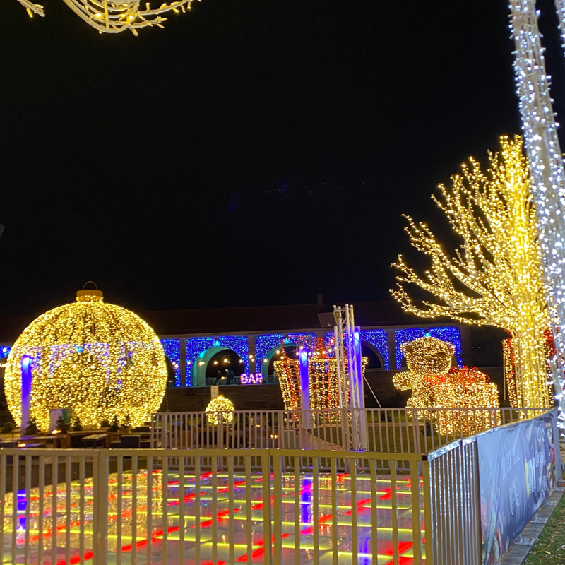 Jenn, Bill and Buzzbee’s Experience at Tinseltown Holiday Spectacular 2023