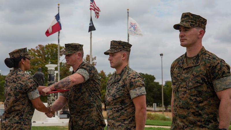 Marines receive medal for assisting gunshot victim