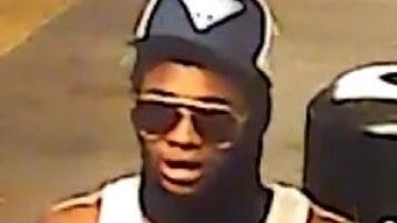 VIDEO: Man stabbed during dispute at BX subway station, suspect sought