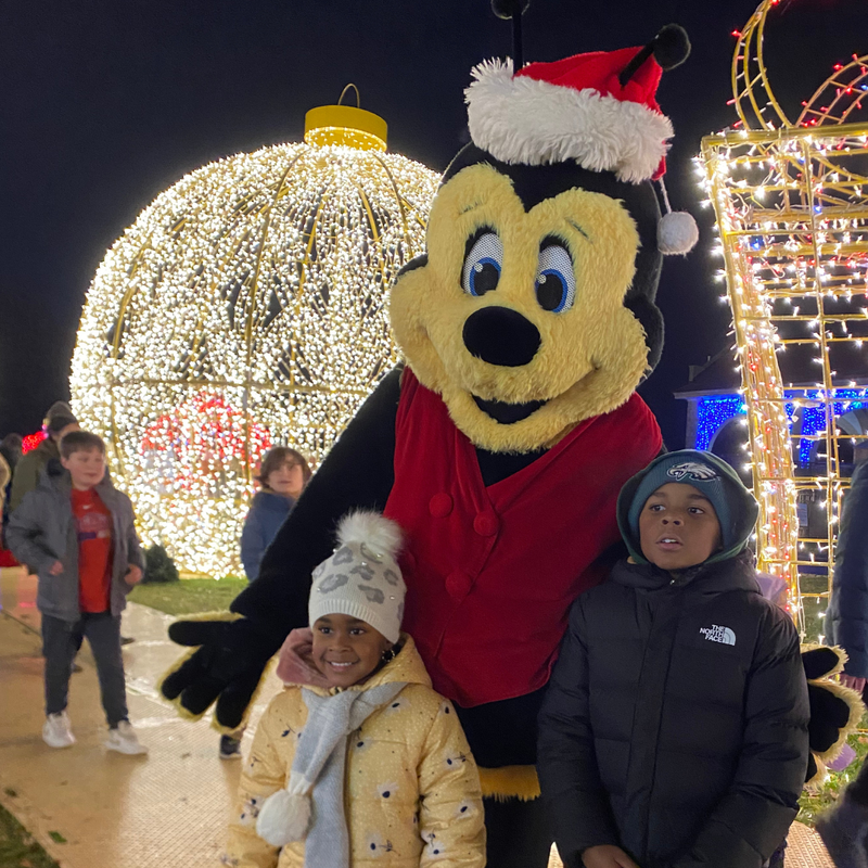 Jenn, Bill and Buzzbee’s Experience at Tinseltown Holiday Spectacular 2023