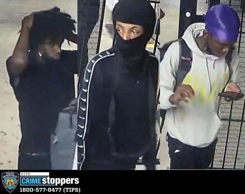 Armed trio robs food vendor on Queens street