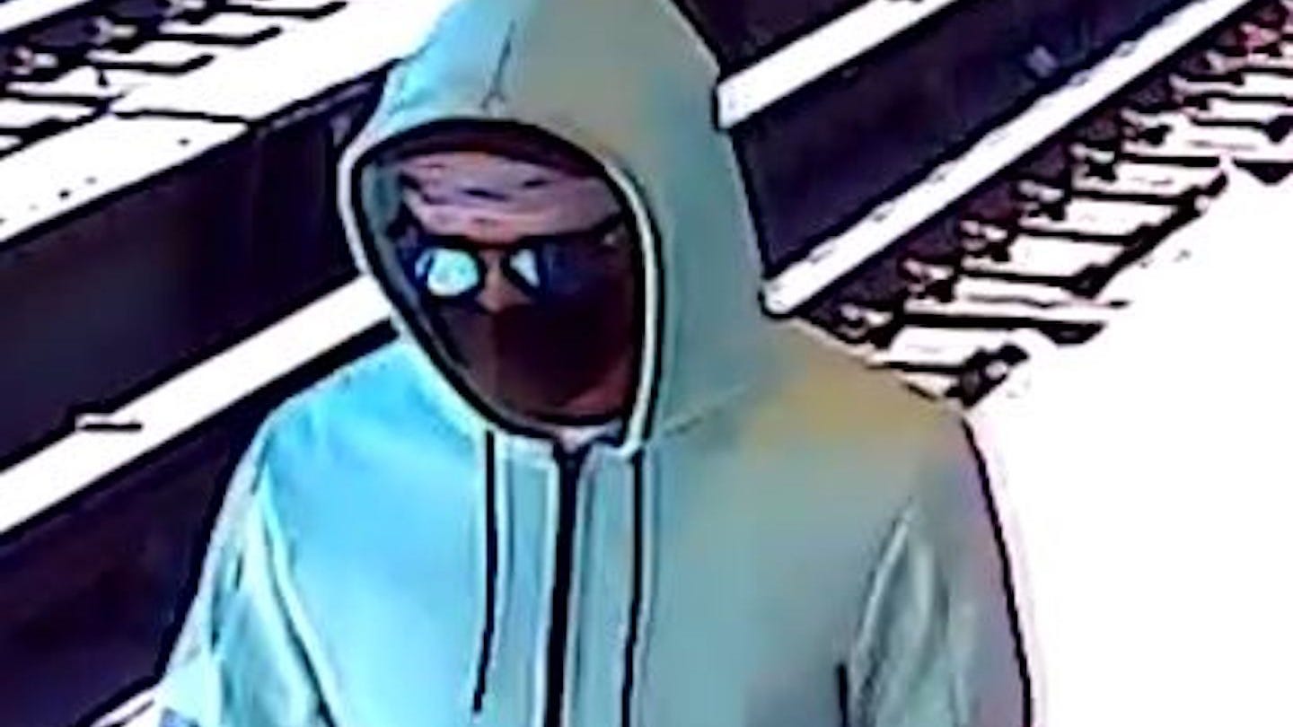 Subway rider punched, slashed in face after demanding phone back from Bronx thief