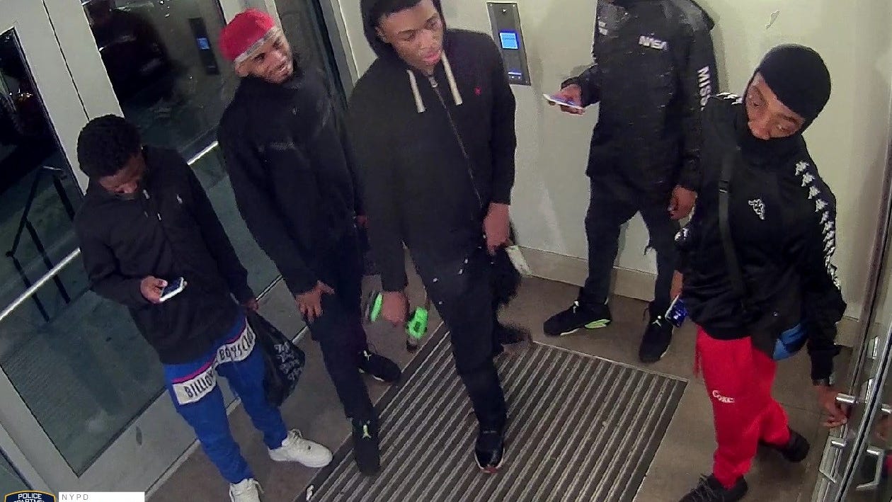VIDEO: Group carjacks taxi, robs driver in the Bronx: NYPD