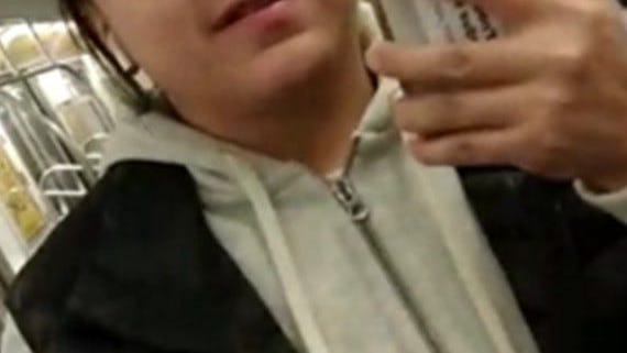 FOTO: Abofetean a un hombre en un metro de Queens en un intento de robarle su celular