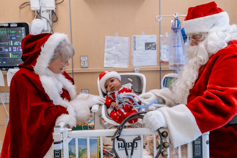 Santa, Mrs. Claus visit NICU babies at Children’s Hospital of Michigan