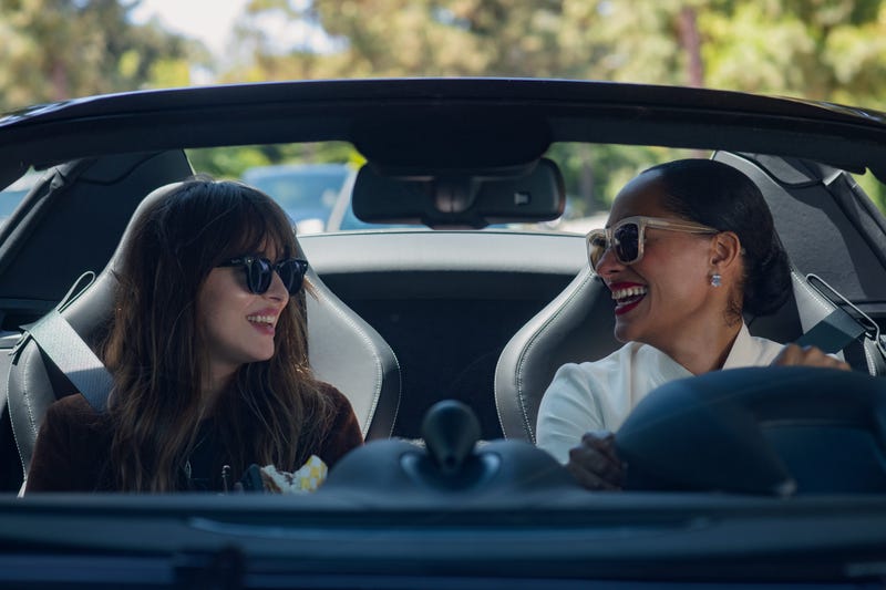 Dakota Johnson stars as Maggie Sherwoode and Tracee Ellis Ross as Grace Davis in THE HIGH NOTE, a Focus Features release. Credit: Glen Wilson / Focus Features