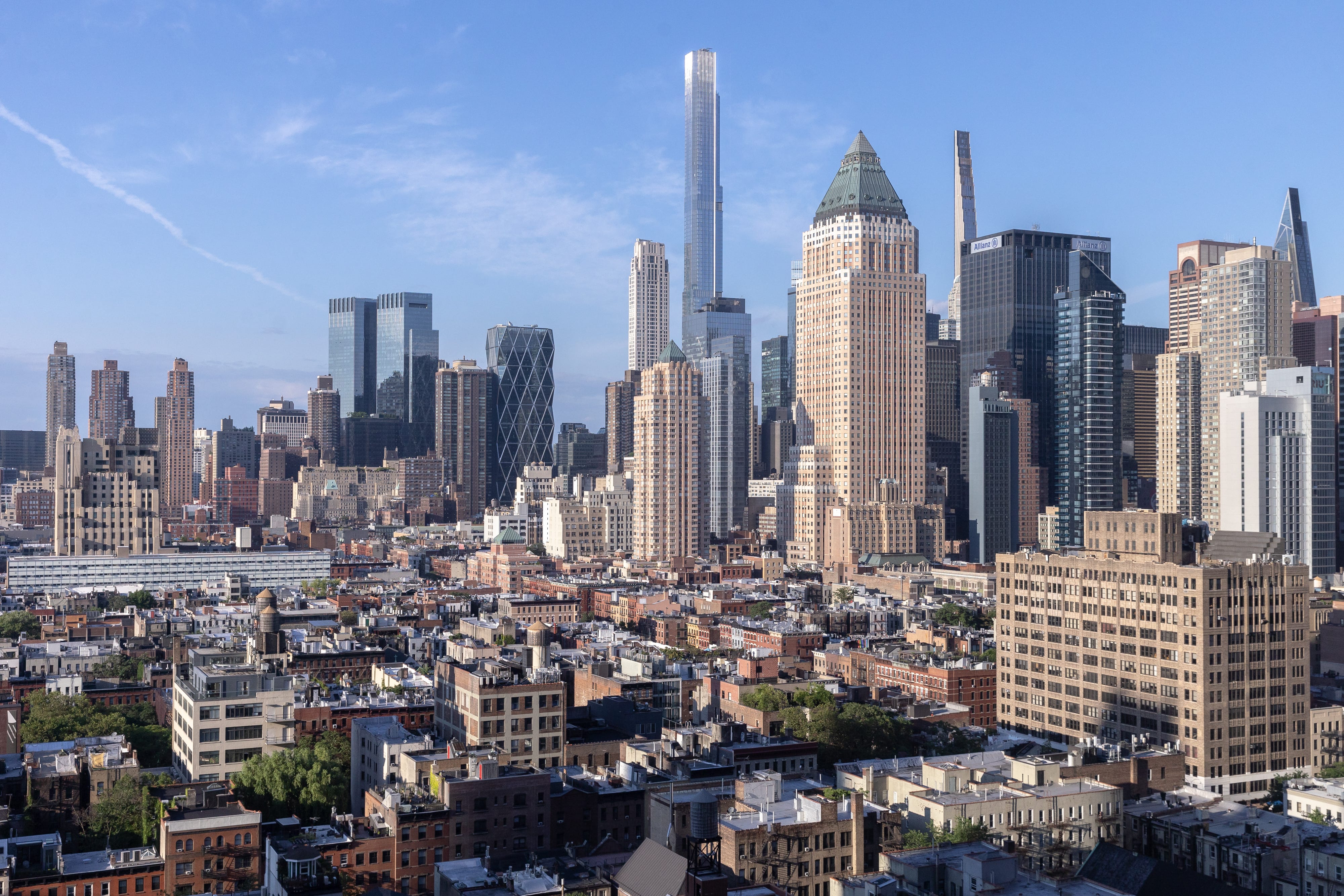 Manhattan home sales surge 17% with cash buyers leading the way