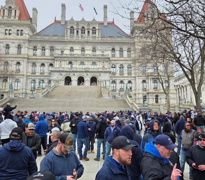 Corrections officers rally in Albany