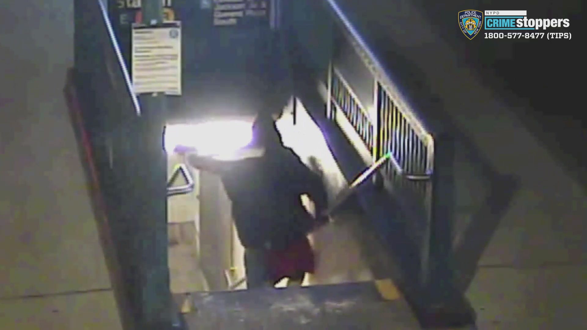 VIDEO: Man beats woman with hammer, fractures her skull in Queens subway robbery