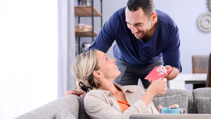Man gives woman a gift card