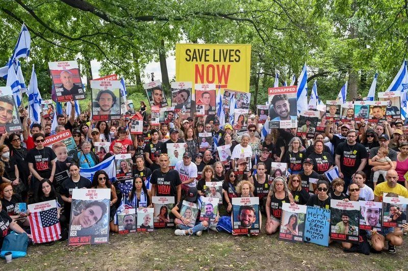 Hundreds gathered in Central Park on Sunday to mourn the six hostages killed in Gaza and call on Israeli leaders to negotiate a deal to release the remaining 101 people being held. 