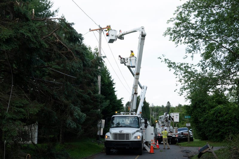 PECO crews repair power lines
