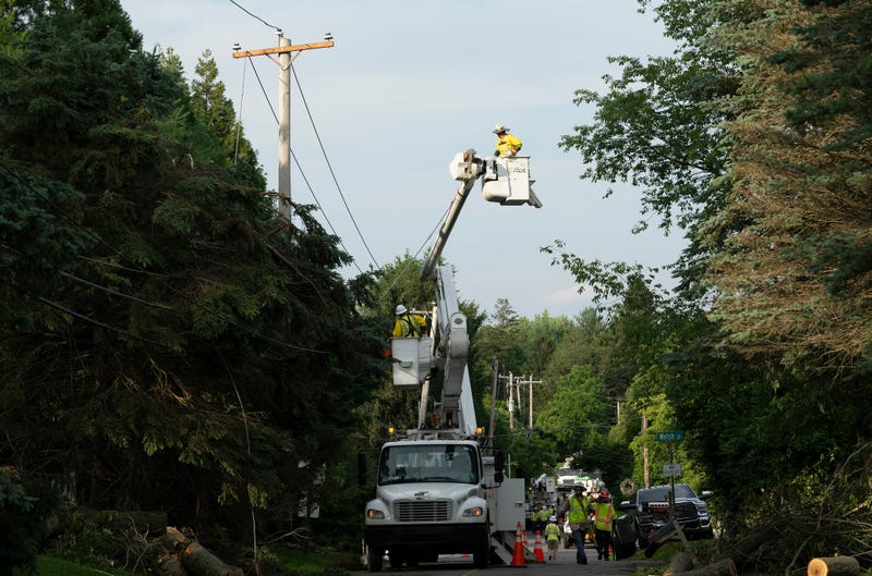 PECO workers fix power lines