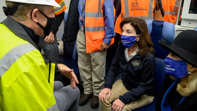 Hochul y funcionarios de la MTA dan el "primer paseo" en la nueva conexión desde LIRR Jamaica a Grand Central