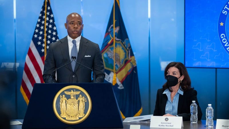 NYC pone fin a la prueba de vacunación para ingresar a los comercios y al uso de máscaras en las escuelas