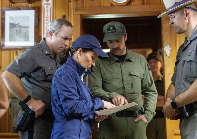 Gov. Kathy Hochul meets with searchers on Oct. 1, 2023