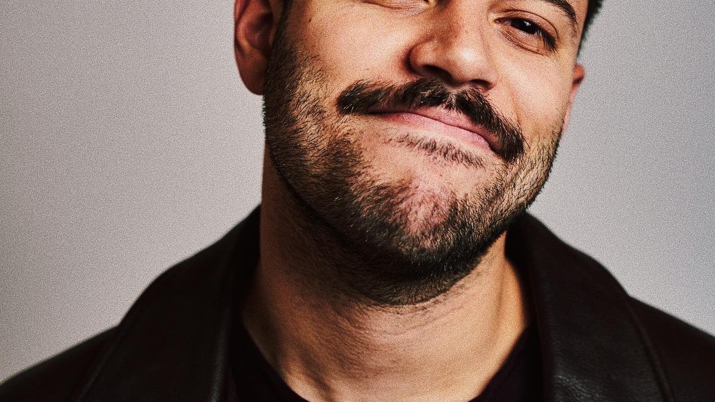 Angelo Colina, el venezolano co-creador de ‘Español Please’, el show de comedia en español más exitoso de NYC: “El que nunca quería ser latino, ahora quiere serlo. Para mí eso es increíble”