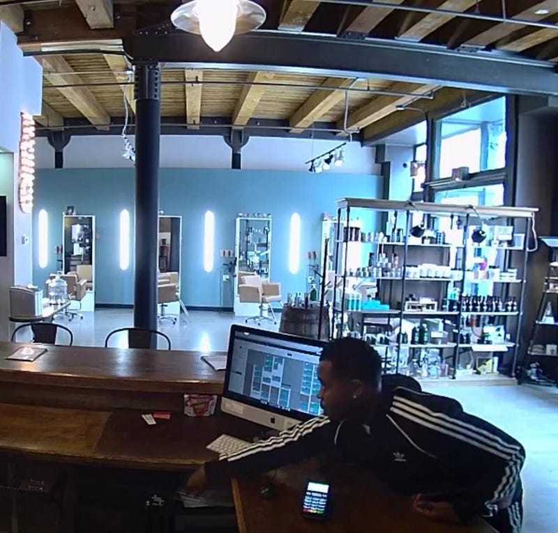 Printers Row salon robbed while stylist cut hair