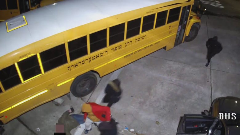 VIDEO: Yeshiva school bus driver, 70, beaten, robbed in Brooklyn parking lot: police