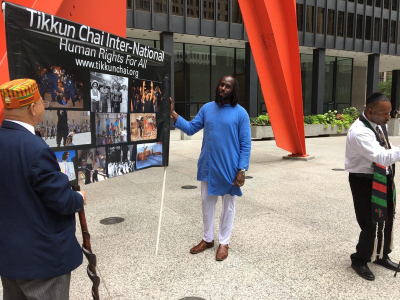 A local rabbi is calling on Americans to stand in support of two Democratic congresswomen involved in a public feud with Israel.