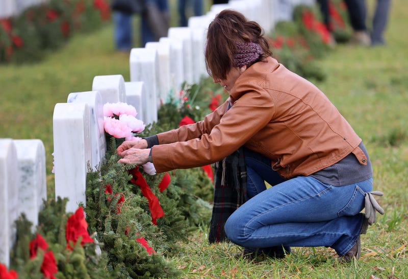 Hundreds gather at Kentucky Wreaths Across America events to honor vets